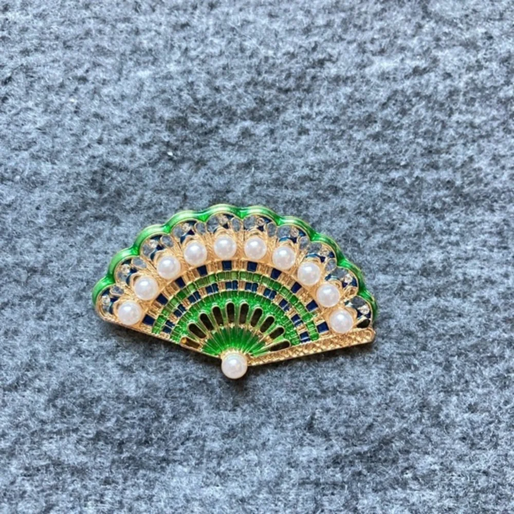 Elegant Green and Blue Fan Brooch new vintage‎ style